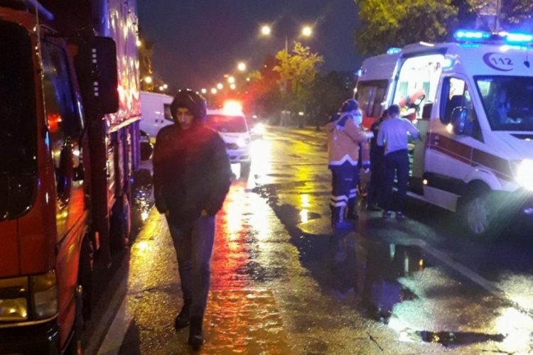 Motosiklet yayalara &ccedil;arptı: 4'&uuml; yaya 5 yaralı