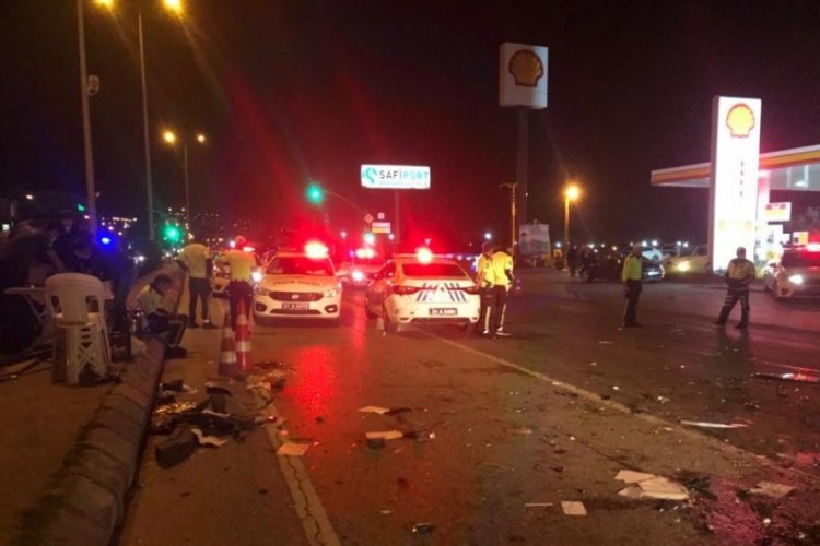 Alkoll&uuml; s&uuml;r&uuml;c&uuml; polis noktasına daldı: 3 yaralı