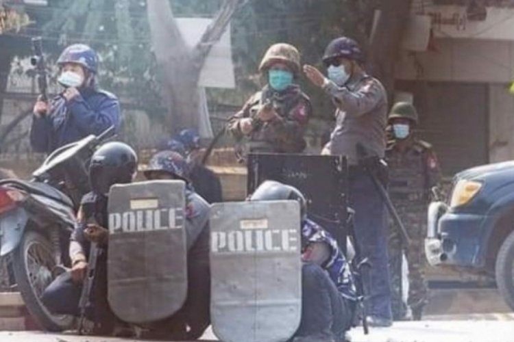 Myanmar'da &ccedil;atışmalar b&uuml;y&uuml;yor: 40 asker &ouml;ld&uuml;r&uuml;ld&uuml;