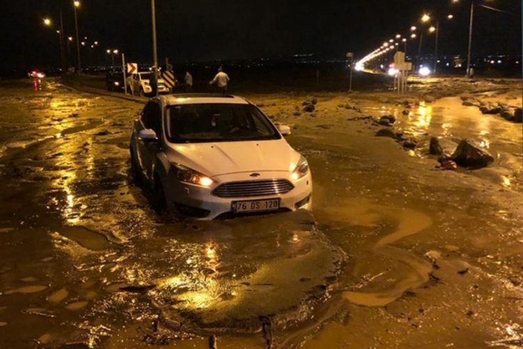 Sel nedeniyle kapanan Iğdır-Nah&ccedil;ıvan yolu, 5 saatte a&ccedil;ıldı