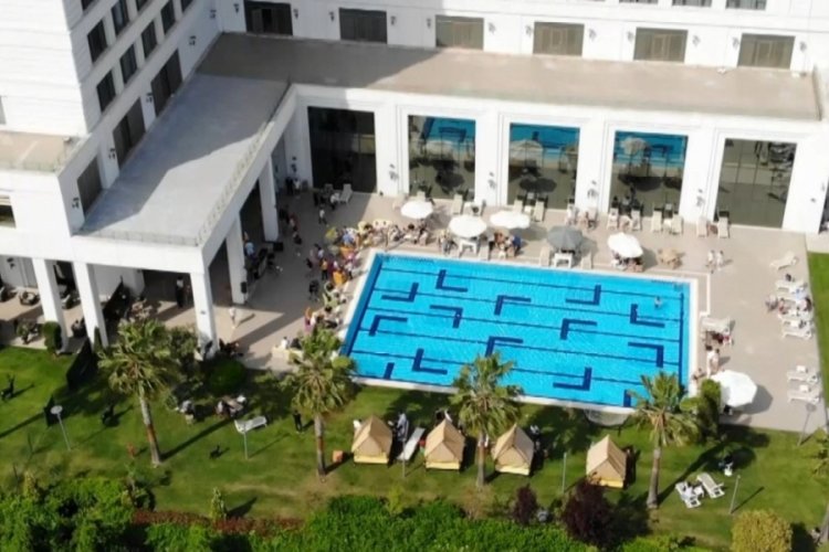 Havuz başında DJ'li partide sosyal mesafe unutuldu
