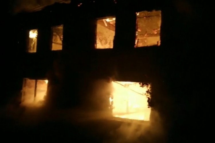 Bursa'da 2 katlı bina yandı!