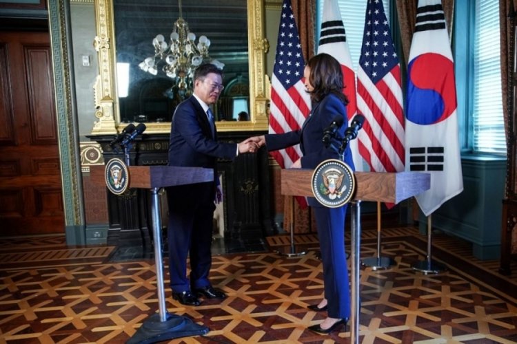 Kamala Harris'in ellerini silmesi olay oldu!
