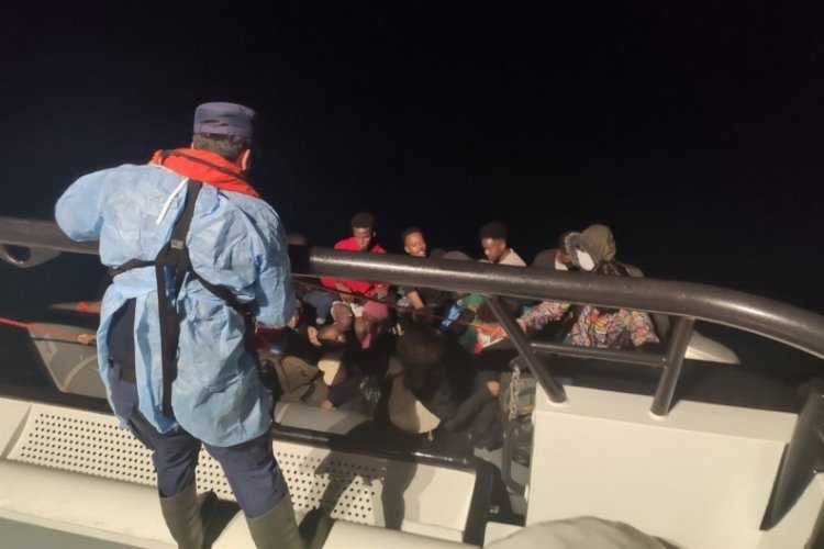 İzmir açıklarında lastik bottaki 23 göçmen kurtarıldı