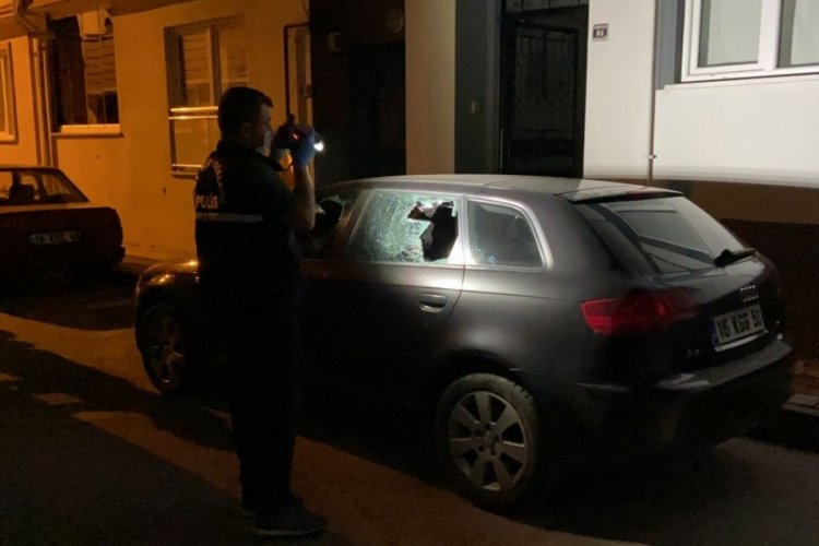 Bursa'da kavgalarını ayırdığı gençler, aracının camlarını kırdı