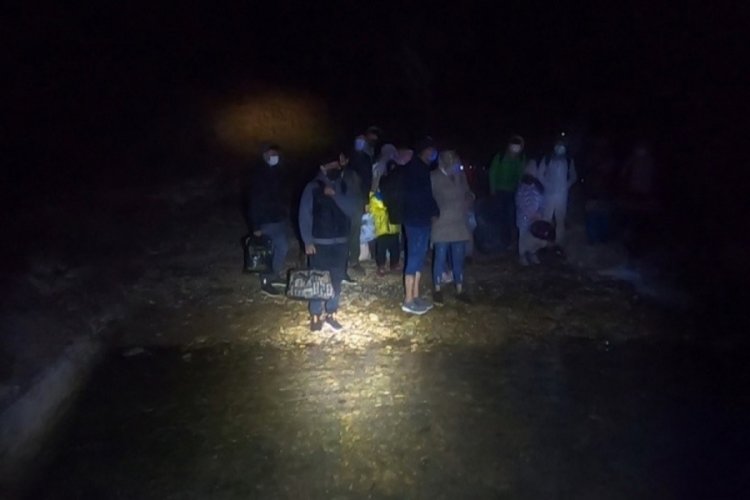 Pınar Adası'nda mahsur kalan g&ouml;&ccedil;menler kurtarıldı