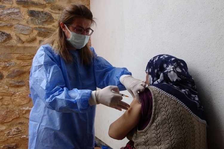 Bursa'da aşıdan korkan 76 yaşındaki kadını ekipler ikna etti