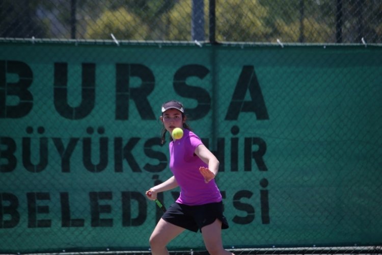 Bursa Büyükşehir Belediyesporlu raketler madalyaları topladı