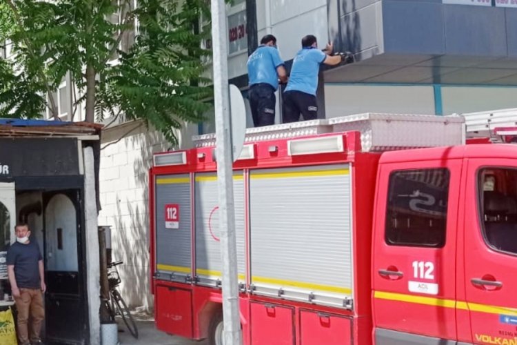 Bursa İneg&ouml;l'de bir binanın dış kaplamasına sıkışan g&uuml;vercin kurtarıldı