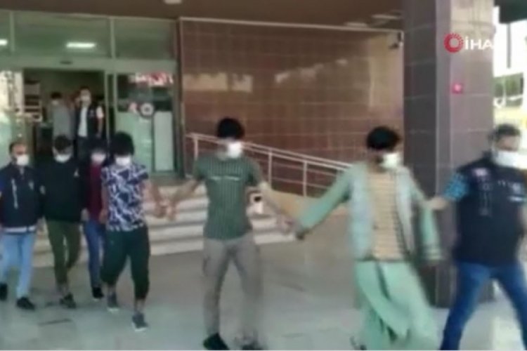 Evlerine girdikleri kişileri d&ouml;verek gasp eden Afgan uyruklu &ccedil;ete &uuml;yeleri tutuklandı