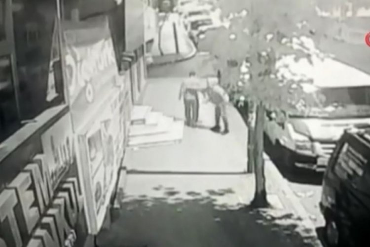 Yoldan ge&ccedil;enleri rastgele bı&ccedil;akladı