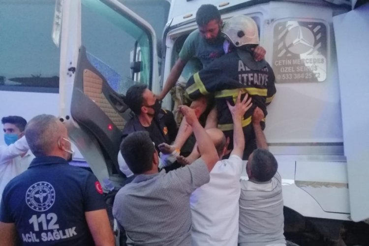 Şof&ouml;r&uuml; fenalaşan TIR, kaza yaptı: 8 yaralı