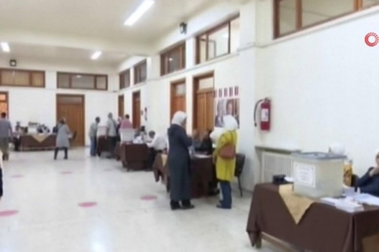 Suriye'de Esad rejiminin kontrol&uuml;ndeki b&ouml;lgelerde halk, sandık başında