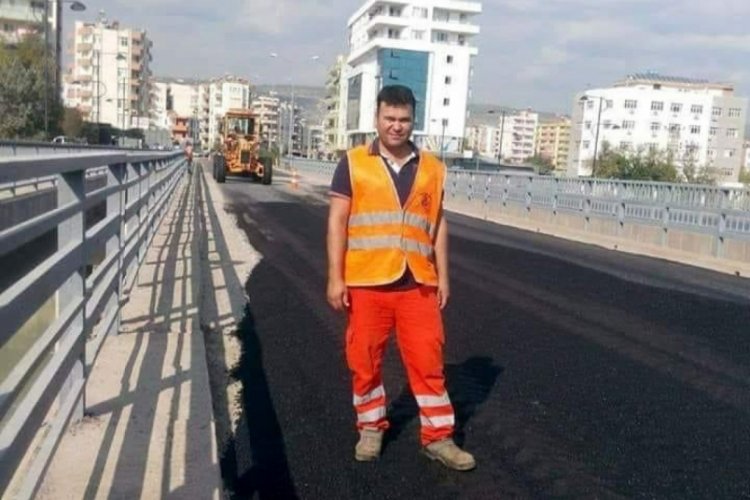 Asfaltlama &ccedil;alışması yapan iş&ccedil;i, silindirin altında kaldı