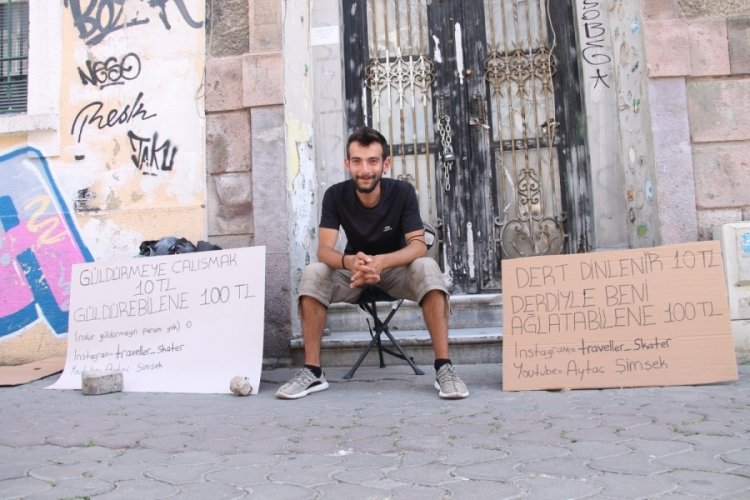 Otostopla şehir şehir gezip 10 liraya dert dinliyor
