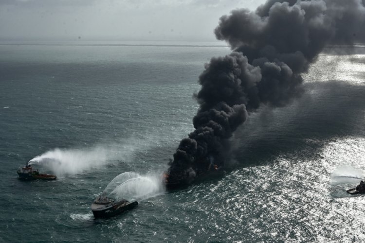 Sri Lanka'da yanan gemide "petrol sızıntısı" belirtisi
