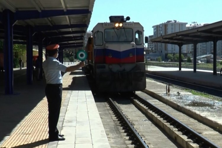 &Ccedil;in'e gidecek olan 41 vagonlu 2 ihracat treni Erzurum'a ulaştı