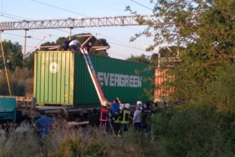 Tren vagonun &uuml;zerinde fotoğraf &ccedil;ekilmek isterken elektrik akımına kapıldı