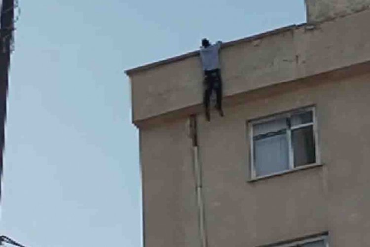 &Ccedil;atıdan sarkıp intihara kalkıştı! Son anda vazge&ccedil;ti ama...