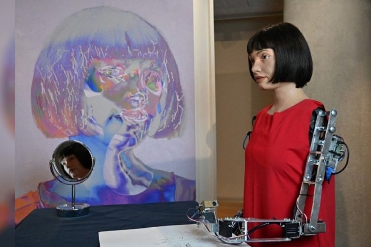 D&uuml;nyanın ilk ressam robotu yeni sergi a&ccedil;tı