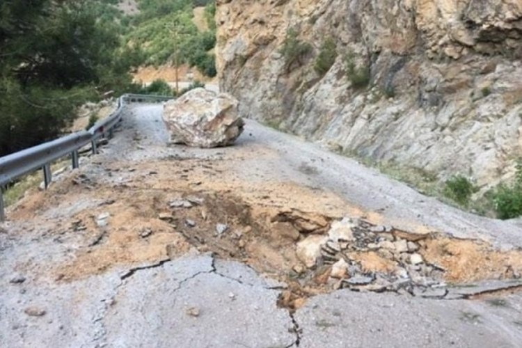 Yola d&uuml;şen kayalar, 6 mahallenin ulaşımını kapattı