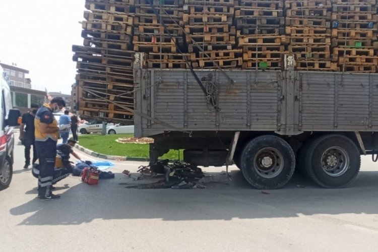 Bursa'da kamyona &ccedil;arpan motosikletin s&uuml;r&uuml;c&uuml;s&uuml; yaşamını yitirdi
