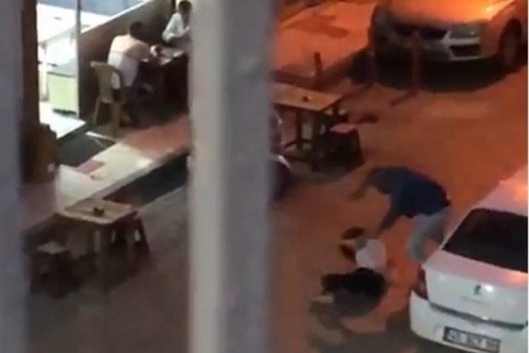 Sokak ortasında kadına işkence! İzlemekle yetindiler...