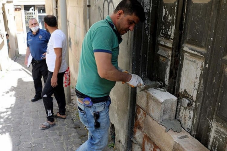 Tarihi evleri hırsızlardan korumak için kapılara duvar örüldü
