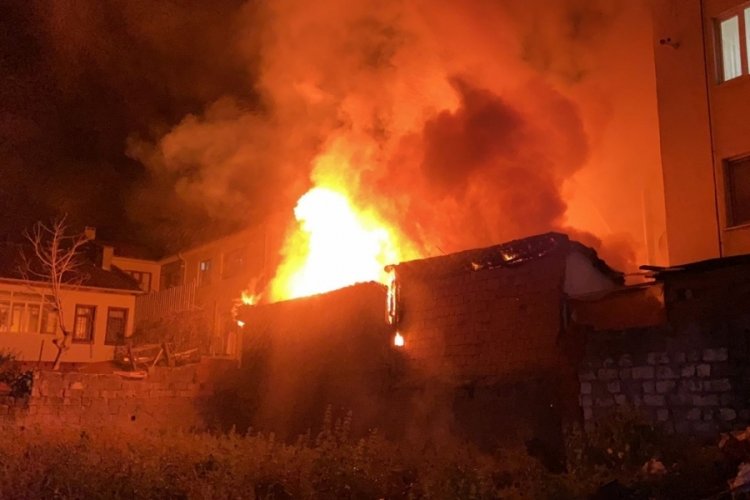 Bursa'da kavga eden alkoll&uuml; kardeşler odunluğu yaktı