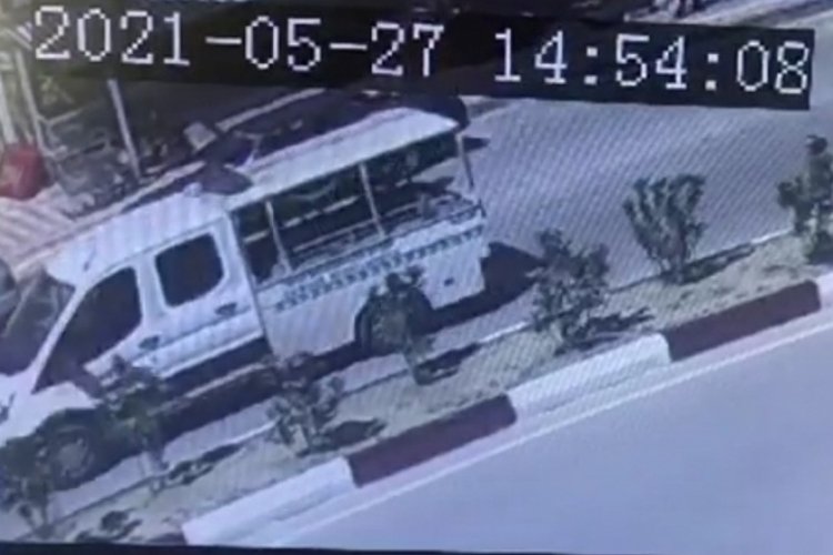 Cenaze aracındaki tabut yola d&uuml;şt&uuml;