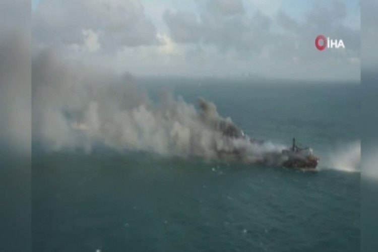 Sri Lanka'da yanan gemiden kopan parçalar sahile vurdu