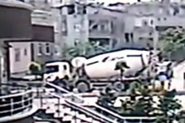 Beton mikseri s&uuml;r&uuml;c&uuml;s&uuml;n&uuml;n &ouml;ld&uuml;ğ&uuml; kaza kamerada
