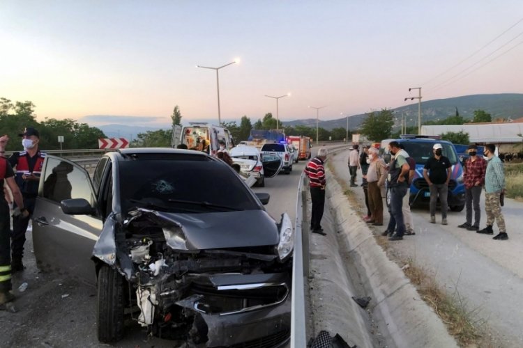 Yol kenarında tartışan &Uuml;rd&uuml;nl&uuml;ler, kazaya karıştı