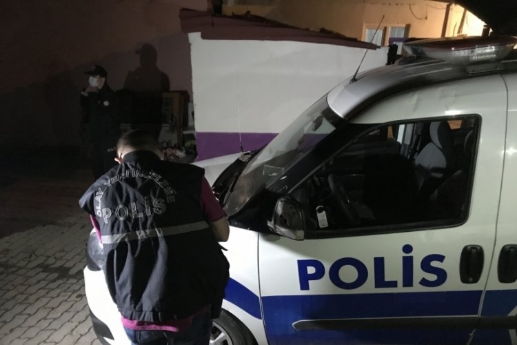 Kavga ihbarına giden polis ekibinin aracına zarar verdiler
