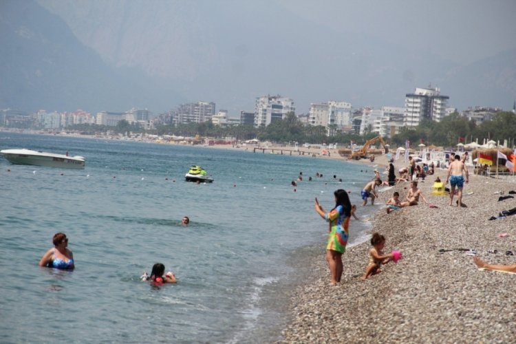 Tam kapanmanın son gününde Antalya sahillerinde turist yoğunluğu
