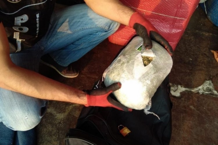 Ev eşyası y&uuml;kl&uuml; kamyondan 175 kilo 500 gram esrar &ccedil;ıktı