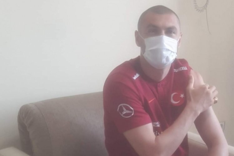 Milli futbolcu Burak Yılmaz korona vir&uuml;s aşısı oldu