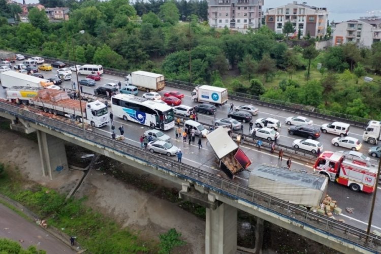 TEM'de 20'den fazla ara&ccedil; birbirine girdi: 15 yaralı