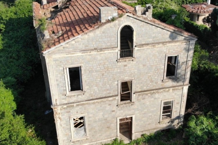 &Uuml;sk&uuml;dar'da defineciler tarihi k&ouml;şk&uuml; talan etti