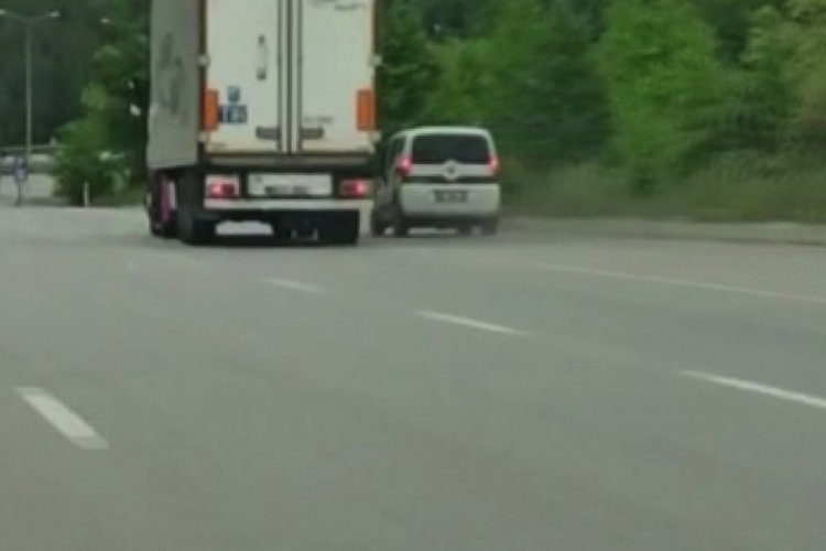 Trafikte yol verme inatlaşması kazayla bitti