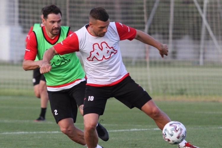 Antalyaspor'da Podolski ve 3 futbolcuyla yollar ayrıldı