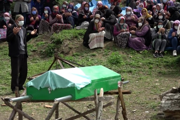 Eşinin &ouml;ld&uuml;rd&uuml;ğ&uuml; Kamile, toprağa verildi