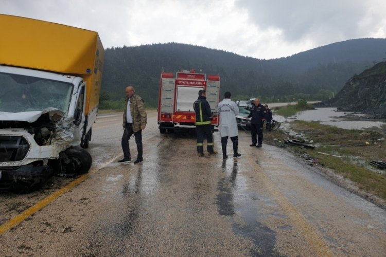 Bursa'da yağmurla gelen kazada 1 ölü, 2 yaralı