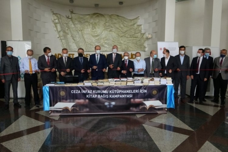 İnfaz kurumları i&ccedil;in Bursa adliyesine kitap standı kuruldu