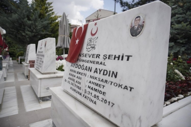 Şehit T&uuml;mgeneral Aydoğan Aydın, kabri başında anıldı