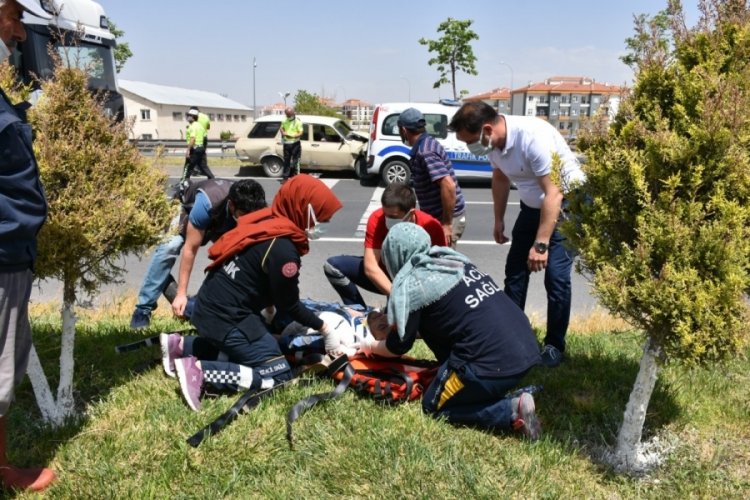 Dur ihtarına uymayan s&uuml;r&uuml;c&uuml;, polis aracına &ccedil;arptı: 1'i polis, 4 yaralı