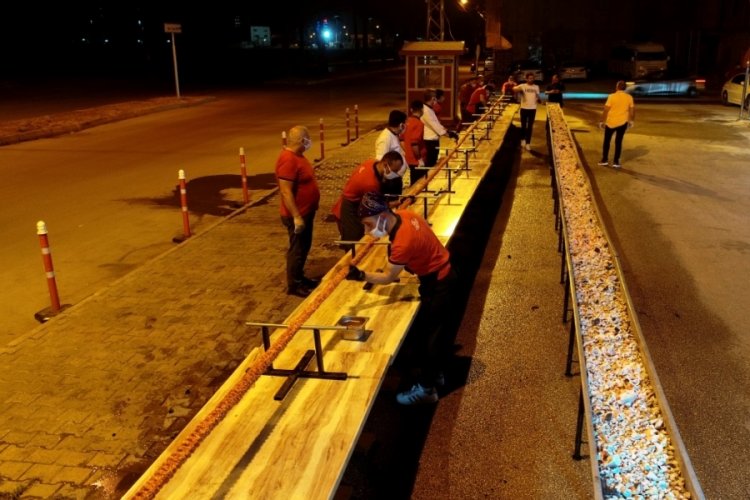 Restoranların a&ccedil;ılışını havai fişek ve 35 metrelik kebapla kutladılar