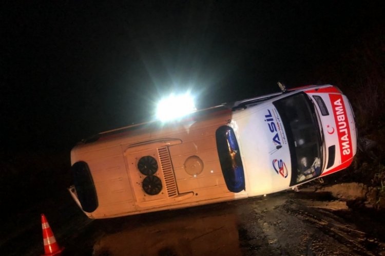 Hasta taşıyan ambulans devrildi, 4 kişi yaralandı