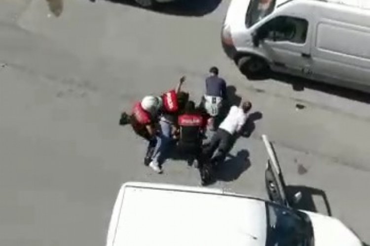 Polis yola d&ouml;k&uuml;len uyuşturucuyu s&uuml;p&uuml;rge ile topladı