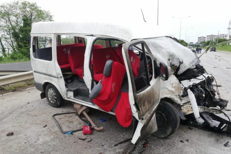 İşçi minibüsü ile kamyonet çarpıştı: 3'ü çocuk 14 yaralı
